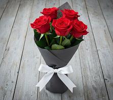 Букет 5 Красных роз Эдлесс Лав в Приазовской