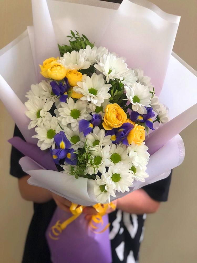 Букет цветов из: Ирисы, Хризантемы и Розы в Приазовской