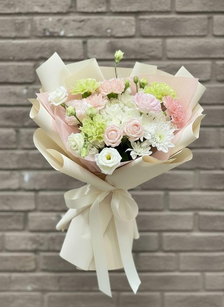 Букет цветов из: Гвоздики, Розы, Лизиантусы и Хризантемы в Приазовской