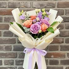 Букет цветов из:  Лизиантусы и Розы в Приазовской