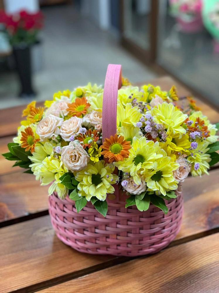 Цветочная композиция из Хризантемы и Розы в корзине в Приазовской